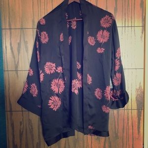 Vince Camuto black and floral silk kimono